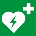 Symbolen för defibrillator, ett vitt hjärta med en blixt på grön botten.