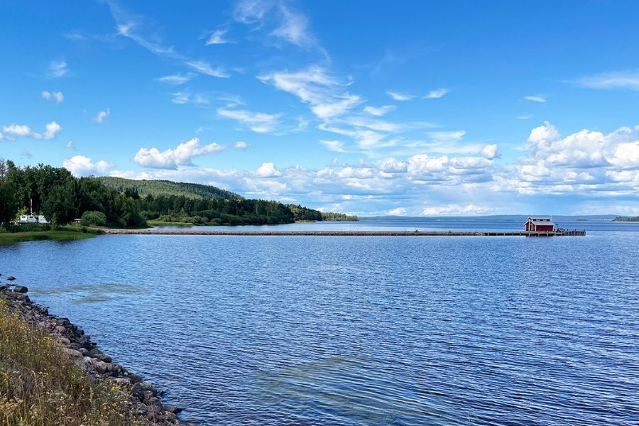 Sjön Siljan med Långbryggan och blå himmel med några moln.
