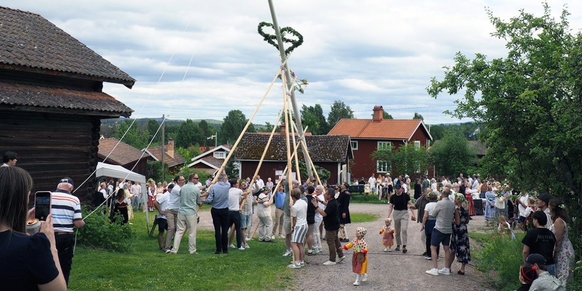 Majstångsresning i Fornby.